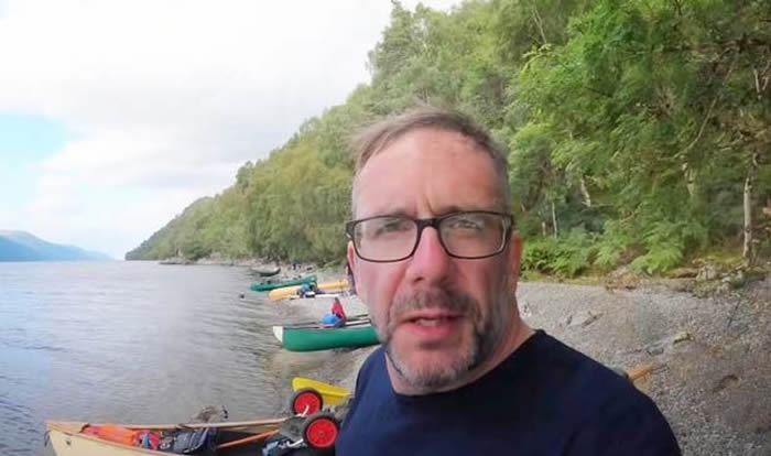 英国户外活动爱好者划船穿越苏格兰尼斯湖时用无人机捕捉到传说中的“尼斯湖水怪”
