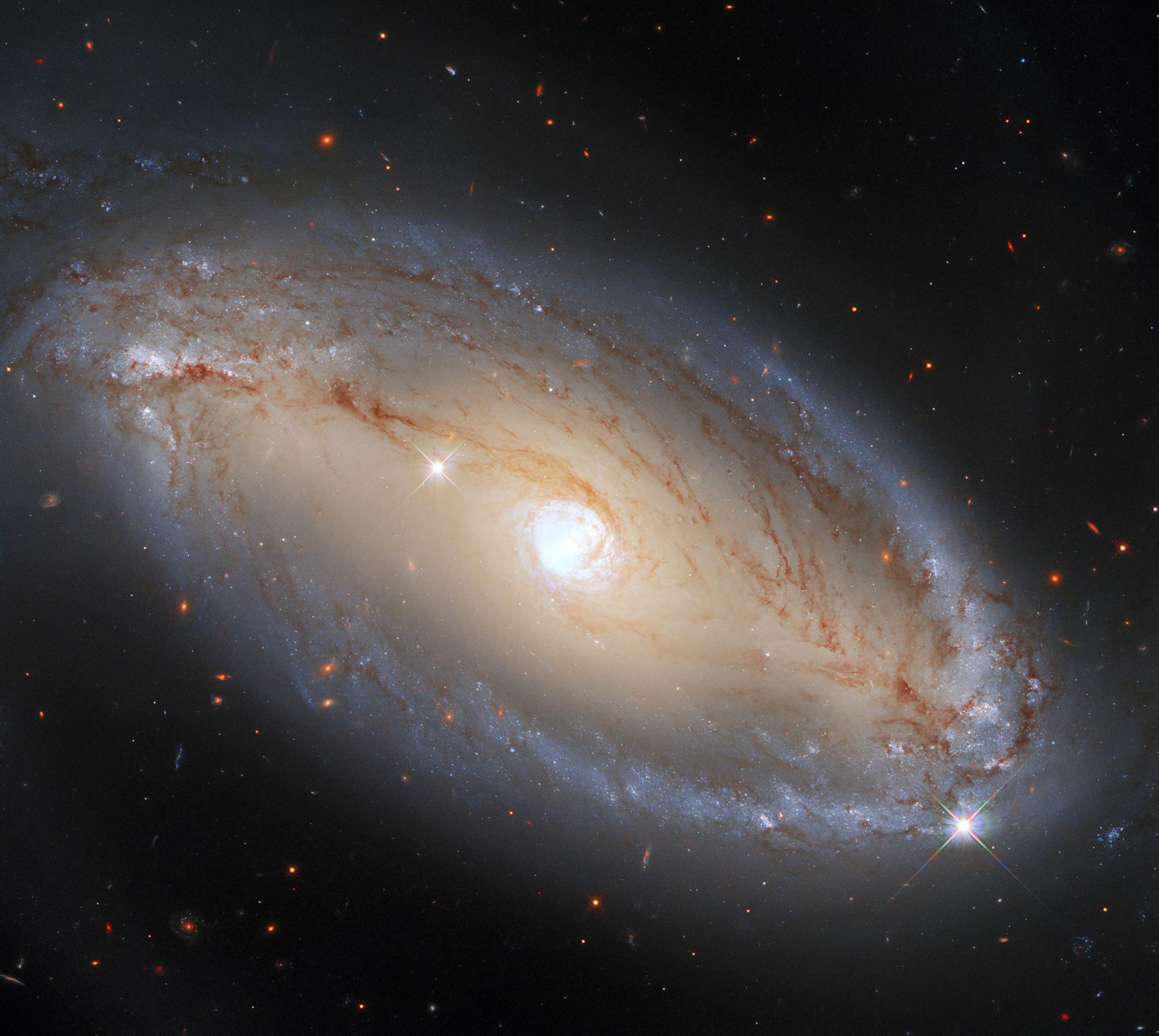 哈勃望远镜第三代广域照相机(WFC3)拍摄的螺旋星系NGC 5728