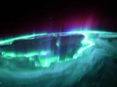 国际空间站宇航员捕捉到震撼人心的强烈地球极光