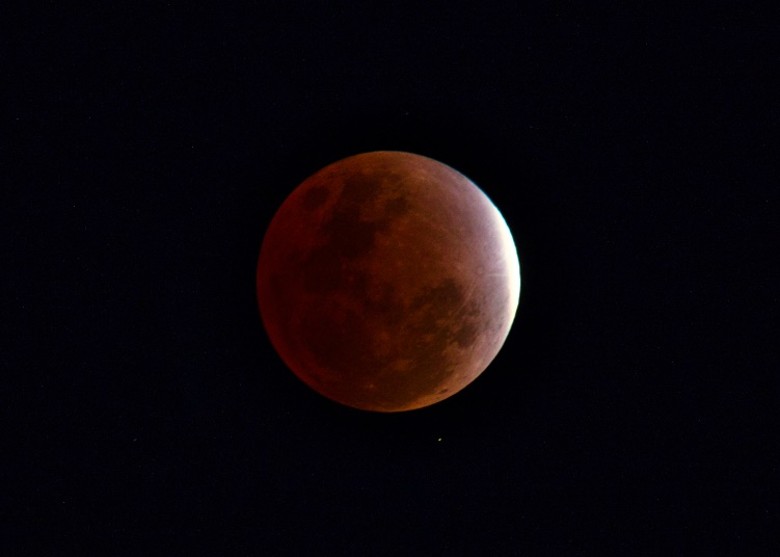 澳洲昆士兰省民众拍到月亮近乎被遮盖的照片。