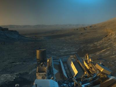 NASA火星探测车好奇号在夏普山运用导航相机拍摄360度全景黑白照传回地球