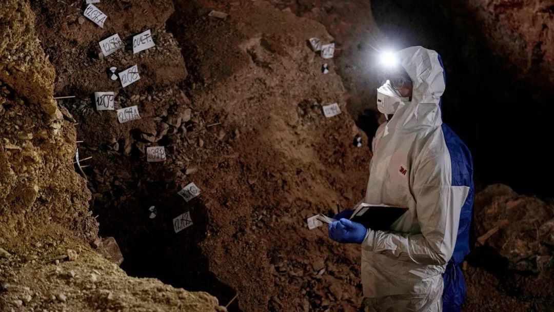 一名研究人员记录了墨西哥奇基维特洞穴中沉积物样本的位置