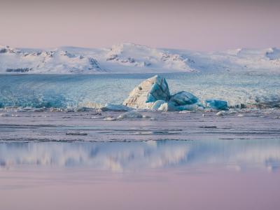 格陵兰岛和南极洲等地的冰川迅速融化为地球带来空前的危机