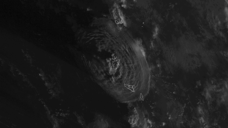 美国国家海洋和大气管理局的GOES-West卫星捕捉到汤加火山的爆炸性喷发。图片来源：NOAA