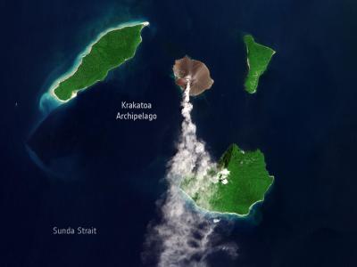 印度尼西亚拉卡塔岛的喀拉喀托火山开始一次新的喷发
