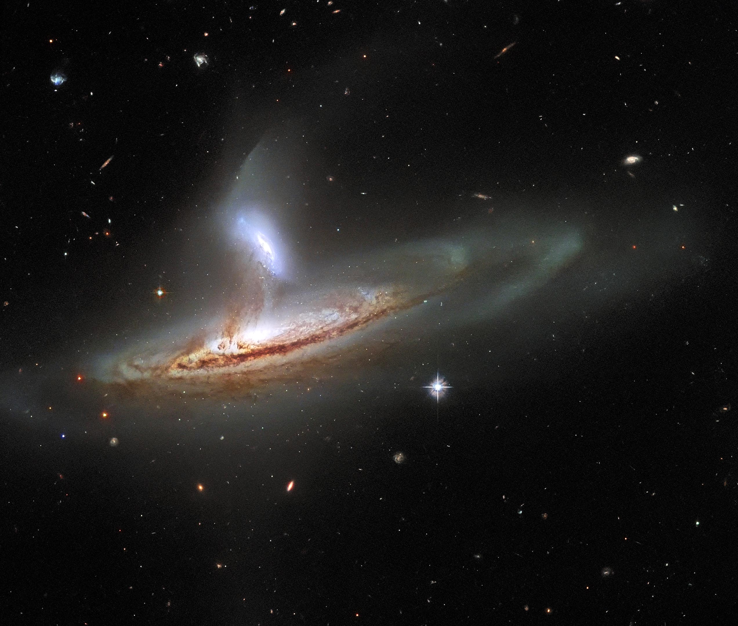 哈勃太空望远镜拍摄到相互作用的两个星系Arp 282
