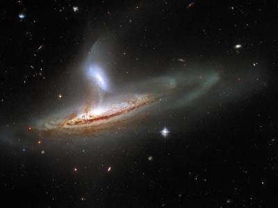 哈勃太空望远镜拍摄到相互作用的两个星系Arp 282