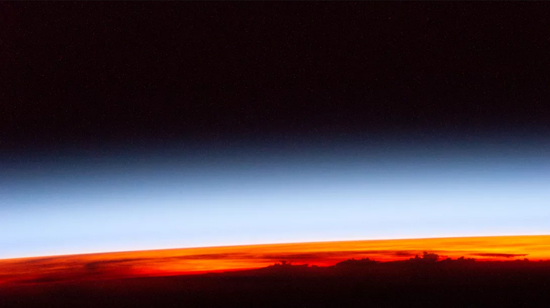 NASA每日一图分享了国际空间站“轨道日出的第一缕阳光”