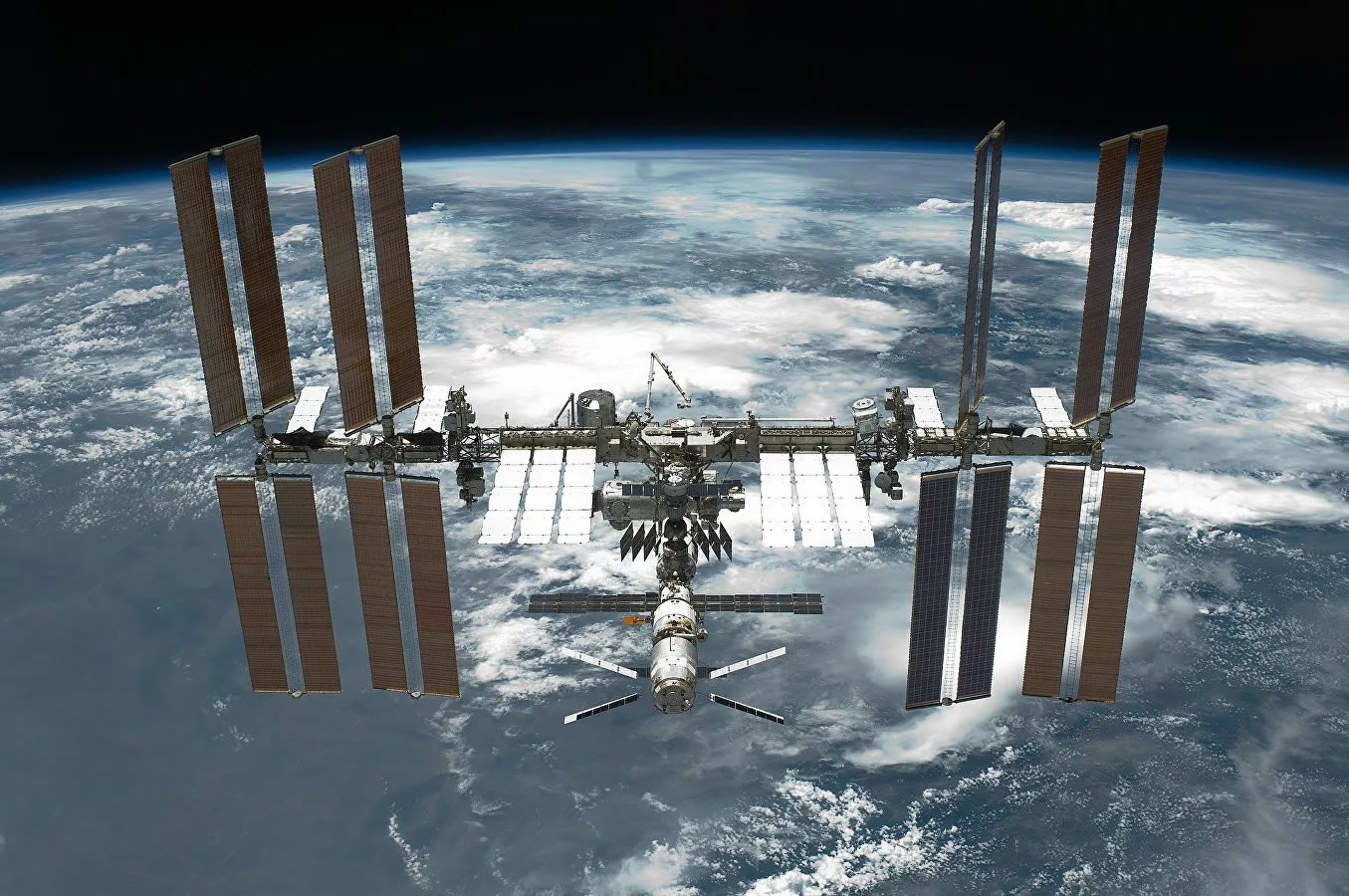 NASA警告称拟增加的星链Starlink互联网卫星的在轨数量威胁到国际空间站的安全