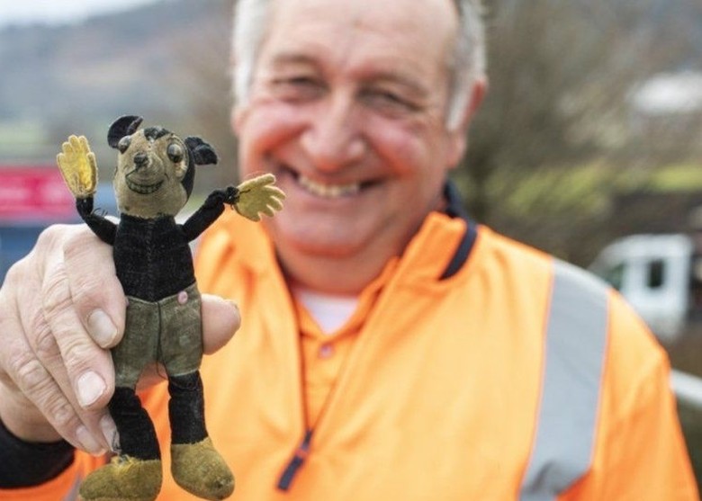 英国威尔斯蒙茅斯郡清洁工人发现1930年代迪士尼经典卡通人物米奇老鼠玩偶