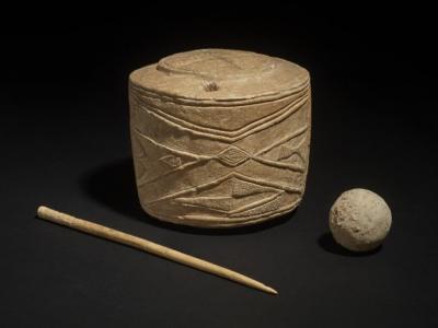 英国约克郡儿童墓穴中出土有5000年历史的石灰岩鼓 将在大英博物馆首次展出