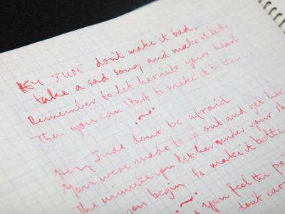 见证英国传奇乐队披头士辉煌时代的手写笔记本将在利物浦的披头士故事馆展出