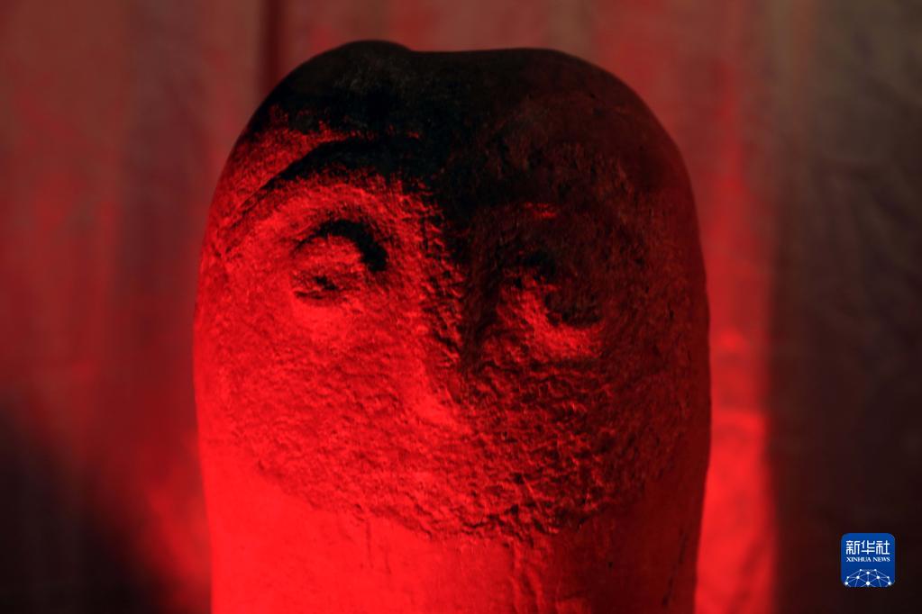 这是2月22日在约旦首都安曼拍摄的雕刻着精细的人物形象的石碑。