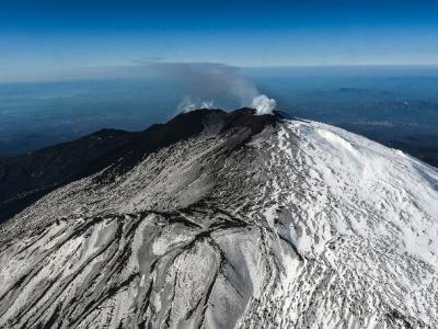 意大利西西里岛埃特纳火山再次爆发 喷出浓烟和火山灰