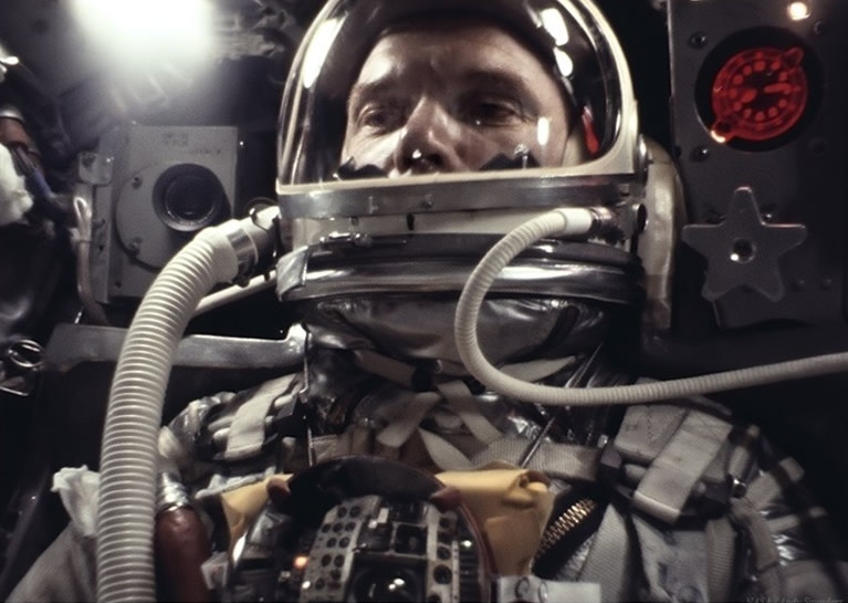 约翰?格伦John Glenn成为首位进入地球轨道的美国宇航员60周年 专家发修复照纪念