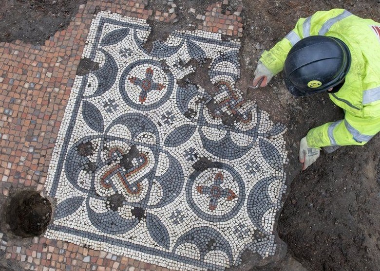 英国伦敦萨瑟克区出土半个多世纪以来面积最大的古罗马镶嵌马赛克画