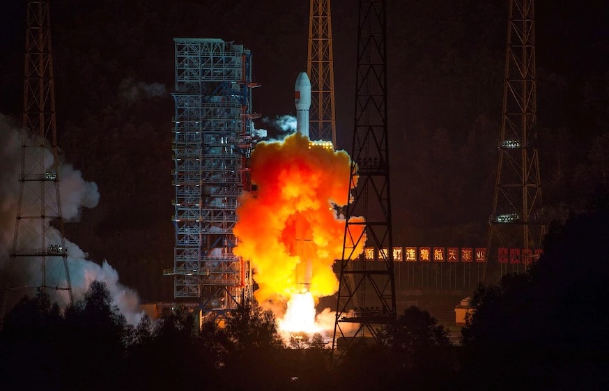 在这张2014年10月24日拍摄的照片中，长征3C火箭顶部载着太空船从中国西南四川省的西昌卫星发射中心发射。这艘太空船绕月球飞行后返回地球，为该国的第一次月球样