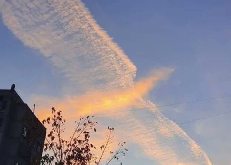 日本网民拍到天空中出现巨大“不死鸟”云朵