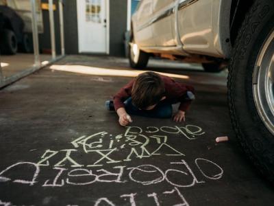 美国新墨西哥州5岁自闭症男童记忆力惊人 拼10国语言字母