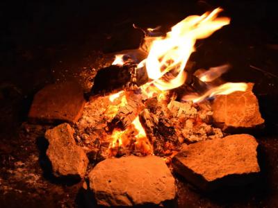1.5万年前的古人类在夜间围绕火堆进行艺术创作