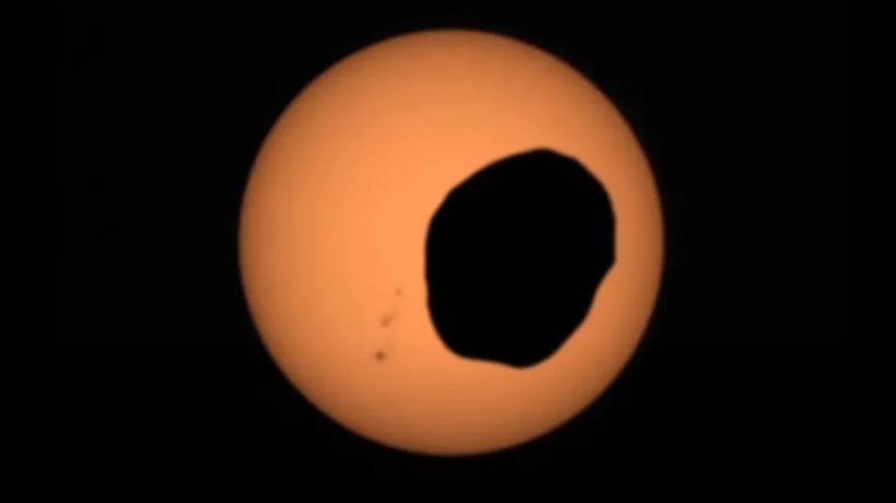火星日食：NASA“毅力号”探测器捕捉到火卫一从太阳面前经过