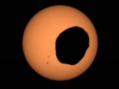 火星日食：NASA“毅力号”探测器捕捉到火卫一从太阳面前经过