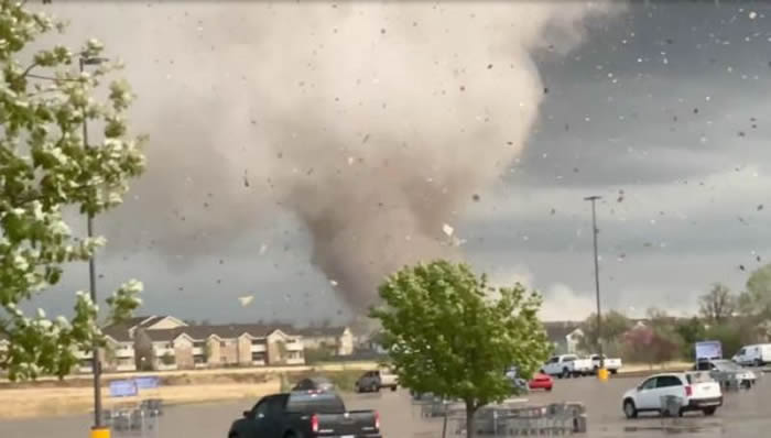 美国堪萨斯州出现巨型龙卷风 3名气象学系学生开车前往“追风”发生车祸惨死