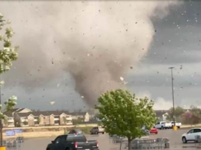 美国堪萨斯州出现巨型龙卷风 3名气象学系学生开车前往“追风”发生车祸惨死