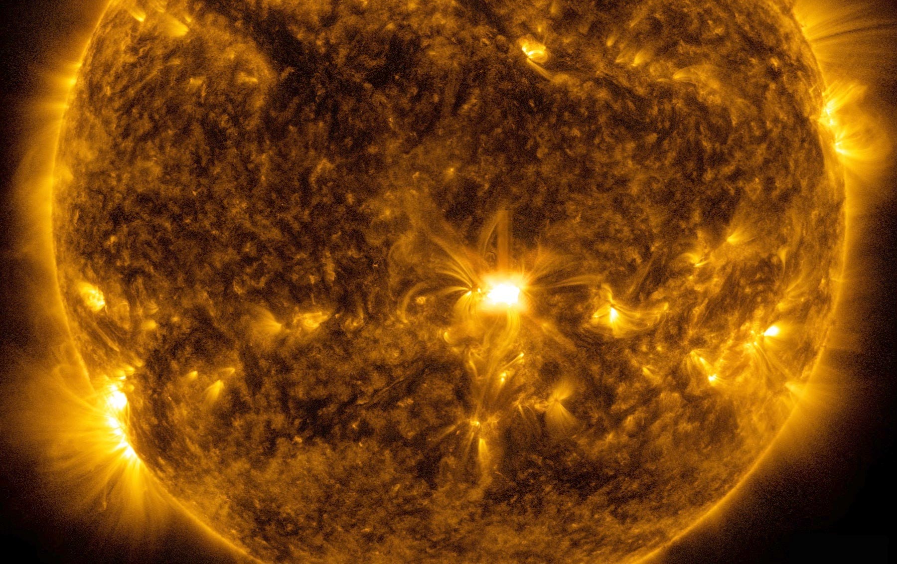 太阳一天内发射了两个M级太阳耀斑和一个X级耀斑