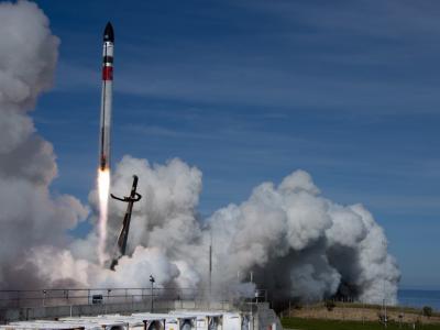 美国航天技术公司火箭实验室用直升机捕获推进器 创火箭回收里程碑