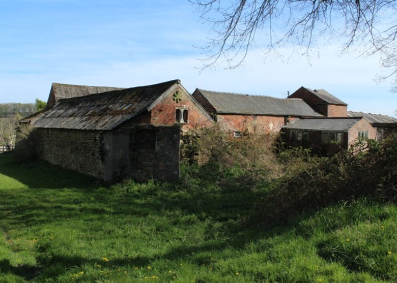 英国诺丁汉郡格里斯利破旧农舍保存着14世纪大型古堡部分外墙结构
