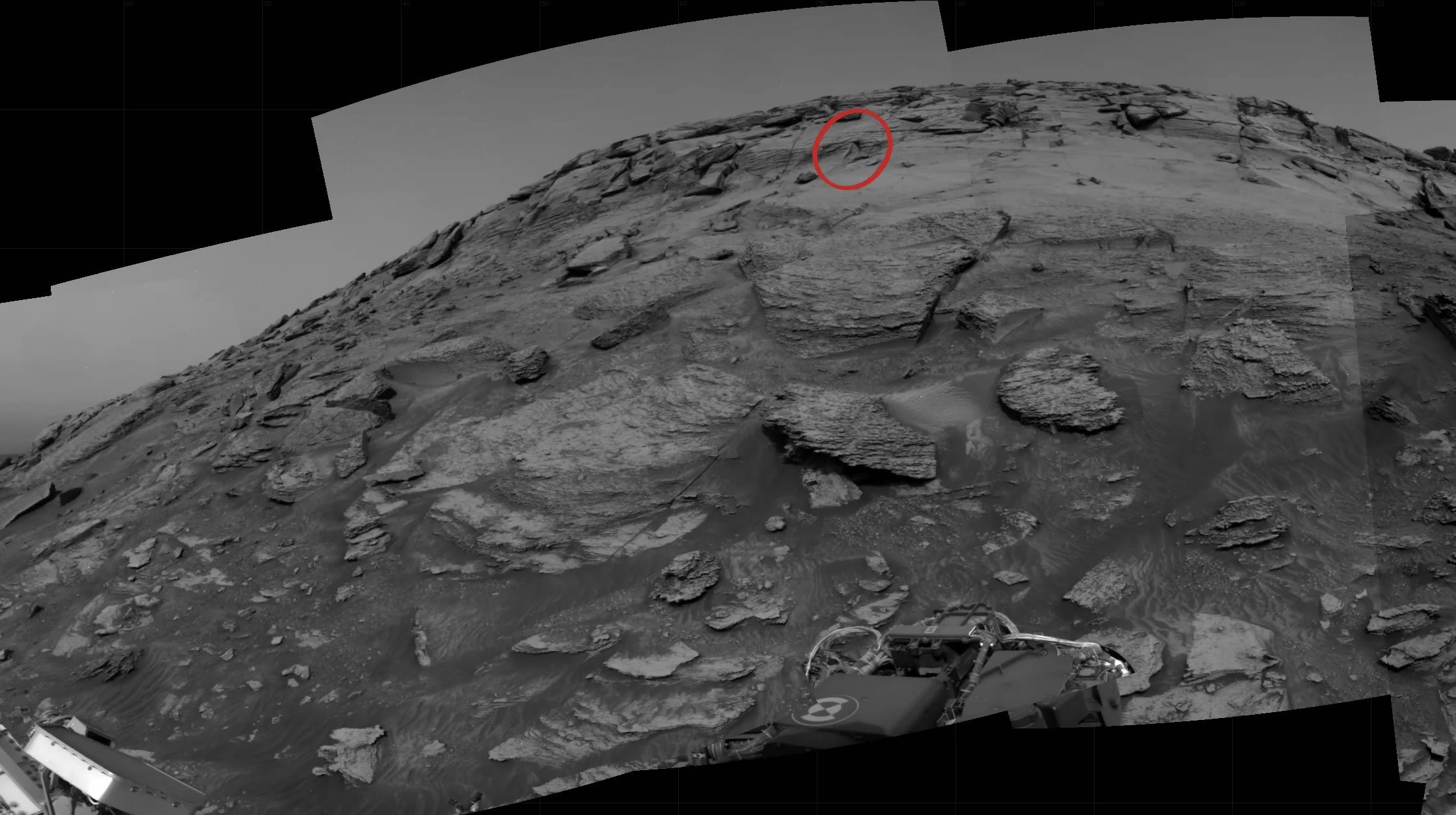 火星岩壁惊现地底基地入口 引网民猜测