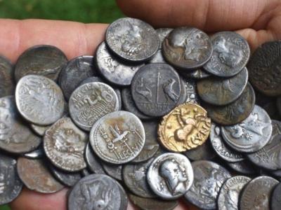 英国萨福克郡男子用金属探测器发现748枚罗马和铁器时代的金币和银币