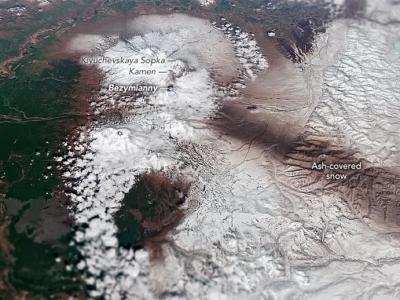 堪察加半岛的“冰与火”：俄罗斯远东的Bezymianny层状火山喷出巨大烟柱
