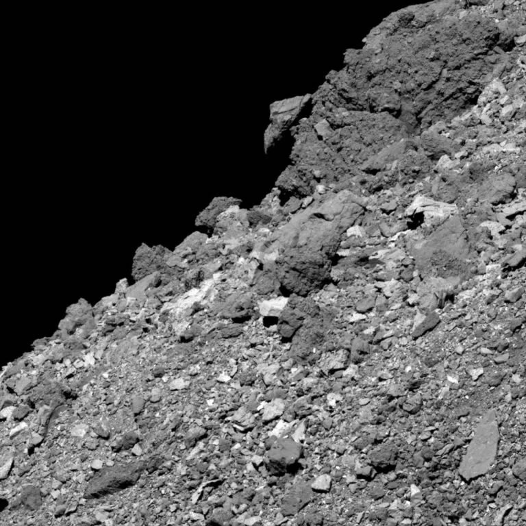 小行星Bennu被巨石覆盖表面免受小流星体的撞击