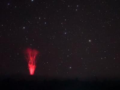 中国摄影师在西藏苏日玛附近捕捉到罕见红色精灵闪电