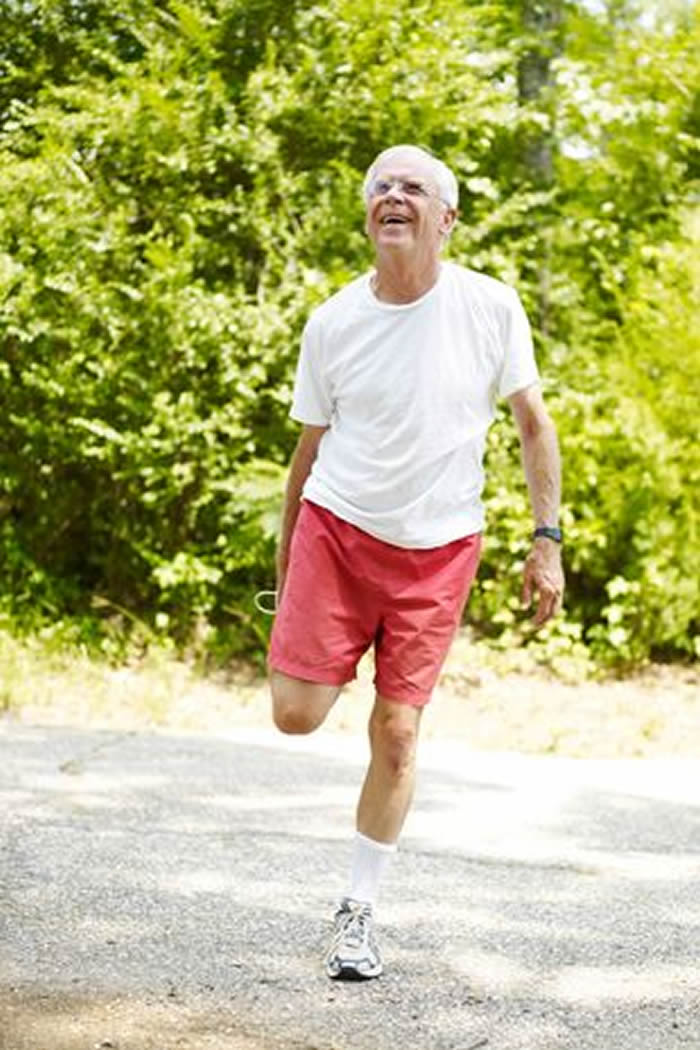 《英国运动医学杂志》：中老年人无法单脚站立超过10秒死亡风险更高