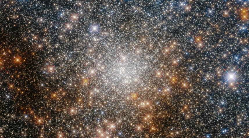 哈勃太空望远镜拍摄壮观的人马座球状星团Terzan 9