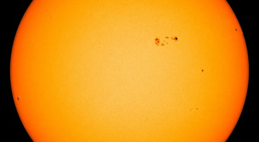 太阳黑子AR3038在本周急剧增长 或引发指向地球的大型耀斑
