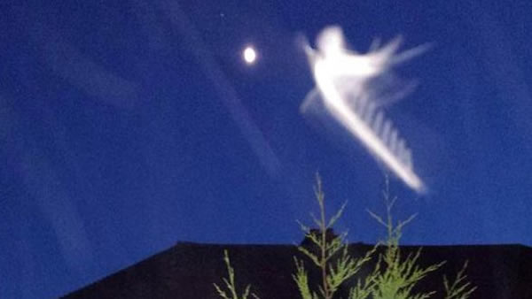 英国伦敦居民在花园赏月意外拍到“天使”
