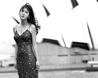 王豪澳洲时尚大片长裙勾勒曼妙身姿